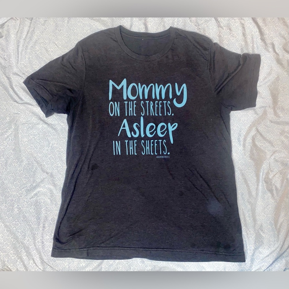 Rockinthreehearts Black Graphic T-Shirt  Large mommy on the streets